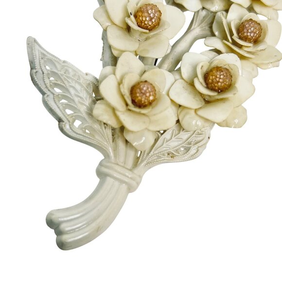 Vintage Pair Of Plastic Flower Brooches With Floral Bouquet & Rose Design (5771) - Picture 4 of 11